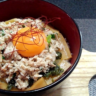 ごま油メンマとシーチキンねぎ和えの焼海苔黄身のせ丼